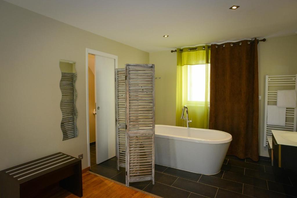Logis Hotel Restaurant L'Auberge Normande 캐런탱 외부 사진