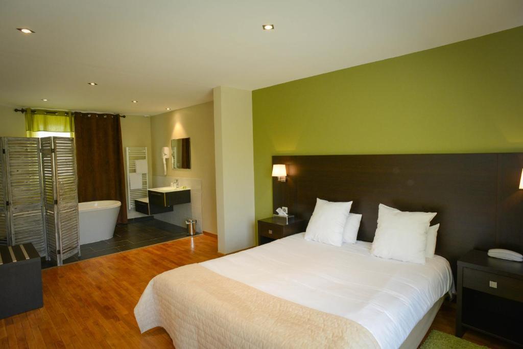 Logis Hotel Restaurant L'Auberge Normande 캐런탱 외부 사진