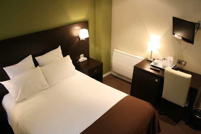 Logis Hotel Restaurant L'Auberge Normande 캐런탱 외부 사진